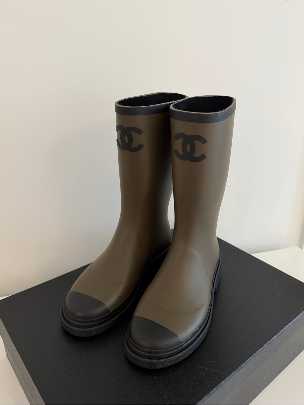 CHANEL Olive Green and Black CC Rainboots - Picture 4 of 6